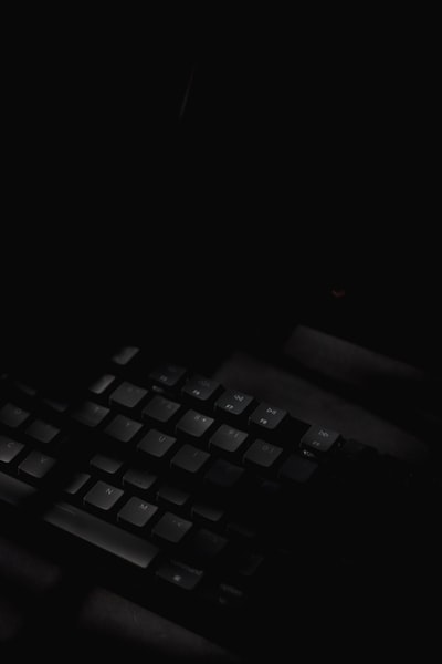 黑色表面的黑色电脑键盘